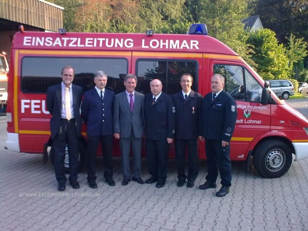 Jubilar Stefan Höndgesberg im Kreise der Gratulanten